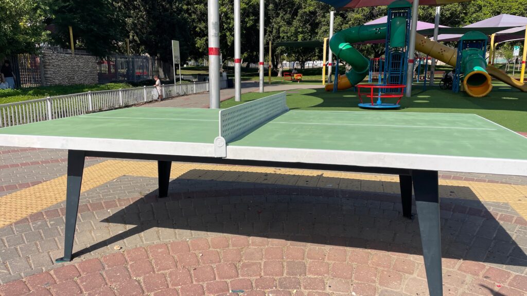 שולחן פינג פונג ציבורי לאחר חידוש בגן משחקים באשדוד